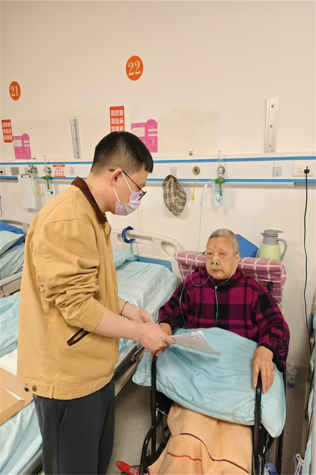 暖心服务进病房，，，，，，，业务办理零距离.jpg